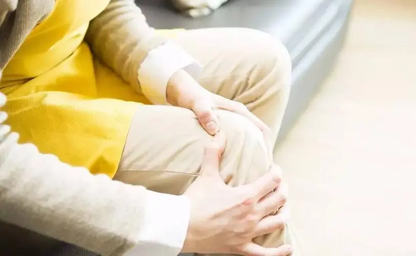 一到阴雨天关节就疼?各个阶段如何治疗骨关节炎